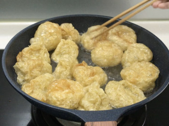 step6: 油炸好的麵筋，汆水2分鐘幫助去油，壓乾水分