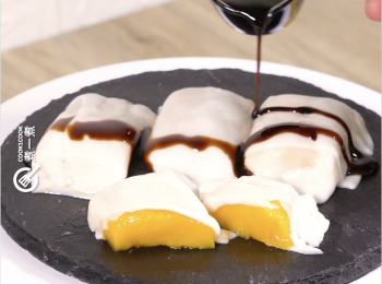 step8: 淋上黑糖蜜享用
Coat the rice noodle roll with brown sugar syrup. Enjoy.