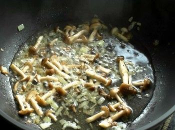 step3: 熱鍋放入鴻喜菇與洋蔥炒香，加入約60-80cc的水。