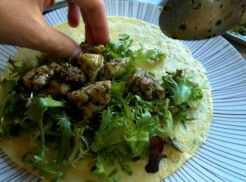 step5: 雞蛋餅皮上放上生菜、青醬雞肉後包起來即可。