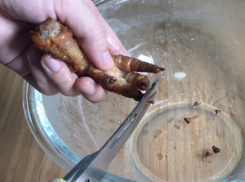 step5: 剪掉腳趾，準備醬汁，豆豉洗淨，蒜頭切碎，辣椒切圈