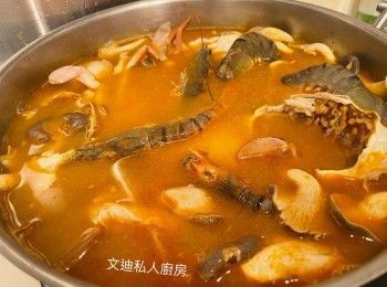step1: 用油爆香蒜蓉，煎香蝦頭，贊入熱水（水份量約半煲火鍋。），水滾後轉細火，再處理海鮮 （無蝦頭免這個步驟。）