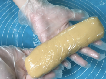 step2: 油、轉化糖漿和鹼水混合，加低筋麵粉拌勻成月餅皮麵團，用保鮮膜包好
靜置1小時