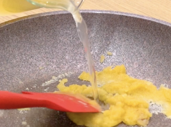 step2: 細火煮溶20克牛油，下麵粉炒至金黃色
Melt 20g butter over low heat. Stir fry flour until golden brown.