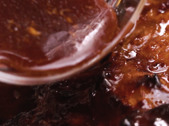 step6: 掃麥芽糖，並將餘下的醬汁淋在叉燒面，焗3分鐘
Spray maltose and the marinating sauce on Char Siu.