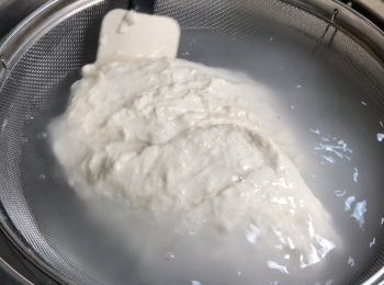 step2: 用水反覆搓揉洗掉澱粉，除了用刮刀，也可以用手直接搓洗