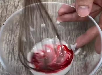 step3: 取50g步驟2於攪拌碗中，加入適量食用紅色色素，攪拌均勻後，至於蒸籠蒸5分鐘即可。