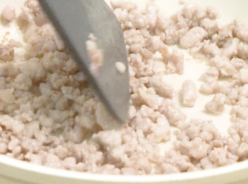 step5: 炒香免治豬肉
Fry the minced pork.