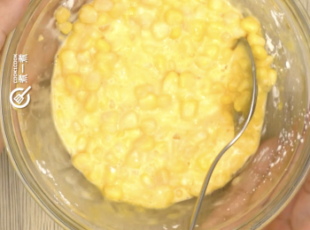 step1: 粟米粒、糖、雞蛋及粟粉拌勻
Mix corn kernels, sugar, eggs and corn flour.