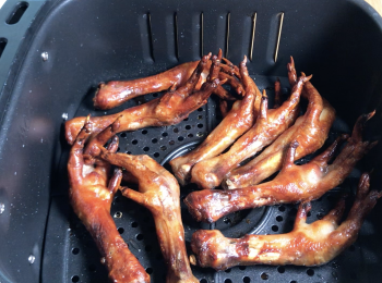 step3: 200度氣炸20分鐘，直至<a href="https://bit.ly/3kLFTWO" target="_blank" data-keyword="雞腳" class="guide-link"><strong>雞腳</strong></a> <span style="display:inline-block;vertical-align:middle;margin-top:-3px;color:initial;border-radius:3px;padding:2px 3px;font-size:12px;line-height:14px;background:#87d300;color:#fff;">即買</span> 表面黃金