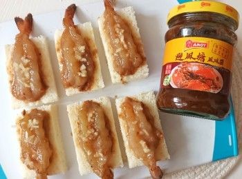 step4: 將麵包去皮，切半成小份。將一隻蝦放在麵包上，再在蝦上放少許蒜蓉