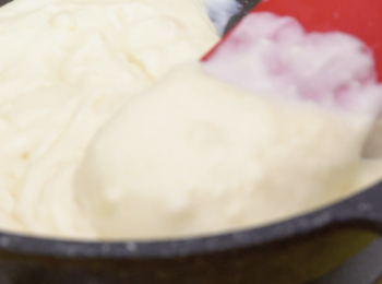 step5: 下牛奶煮至濃稠，盛起備用 Add milk and cook until thicken. Dish up.