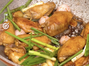 step10: 下葱絲兜勻即成
Stir with sectioned spring onion and done.