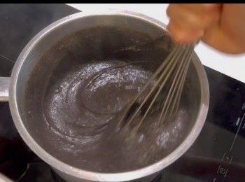 step9: 快手攪勻，黑芝麻粉漿會變得越來越順滑而帶點流動性。