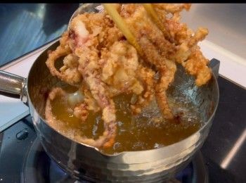 step8: 再開大火，再一次將魷魚鬚放進油裡，用大火炸30秒。