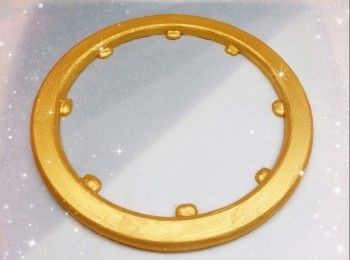 step9: 將食用金粉加入蒸餾酒（只需很少量的酒便可，   否則金粉液太稀，無法黏附在朱古力上），拌勻，調教至稍微濃稠 2. 在朱古力星球環上掃上一層金粉液（用軟毛掃多沾一點金粉液會比較容易上色；可掃厚身一點；如金粉液無法黏附在朱古力上，需稍等至酒精揮發後，剩下的金粉液會黏附在朱古力上），待乾（如上色不均勻／太淺色，可掃上第2層金粉液，直至完全覆蓋朱古力的底色和上色足夠）