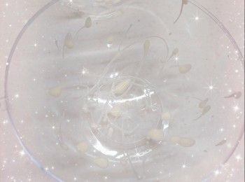 step11: 先用矽膠掃子沾點白朱古力溶液，隨意彈在扑扑蛋糕模上（蛋糕模需用廚房紙抹上一層薄薄的油，只需薄薄一層便可，否則朱古力層的凝固會不均勻），放進雪櫃冷藏至凝固