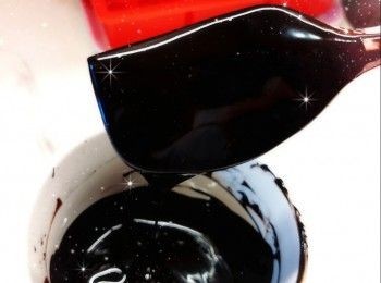 step3: <span class="group_2">朱古力脆皮外層</span>： 1. 將黑朱古力用熱水坐溶（亦可用微波爐加熱1.5分鐘成朱古力醬；朱古力加熱不可超過50°，否則會變質而失去光澤） 2. 加入竹炭粉調成黑色