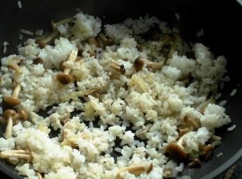 step4: 放入煮好的白飯拌炒均勻。