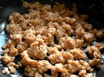 step3: 熱鍋加油，放入薑末爆香。接著放入素絞肉炒散。