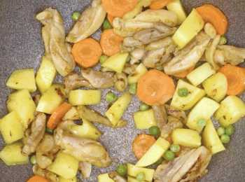 step8: 下青豆、甘筍和薯仔 Add green peas, carrot slices and potato dices.