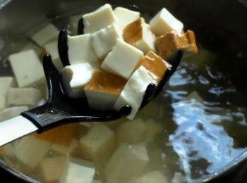 step2: 煮一鍋水，水滾後放入豆腐與豆乾川燙1分鐘後取出。