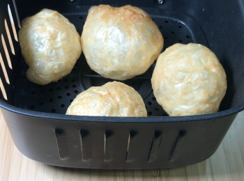 step5: 小麵團沾油，放氣炸鍋，200度氣炸15分鐘，中途翻動