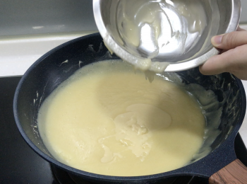 step4: 將白糖和蓮蓉泥拌勻，小火不停翻炒，蓮蓉泥變得濃稠時，加入拌勻的低粉、澄粉和油，繼續翻炒