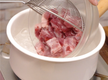 step2: 排骨飛水
Blench the pork ribs.