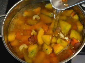 step5: 加入水1200ml 煮40 分鐘