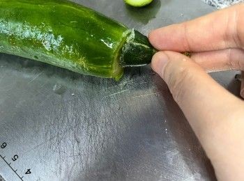 step2: 把番茄和小青瓜洗淨、去蒂。青瓜切蒂後用蒂輕磨青瓜切口讓苦澀的汁液流出、洗去汁液後與番茄滾刀切塊。