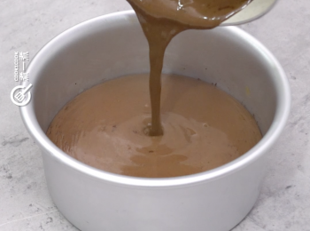 step11: 隔篩注入餅底之上
Strain on top of the cake base.