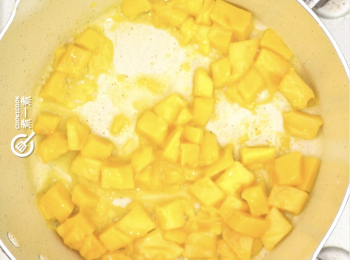 step2: 一半芒果肉放入煲裡，細火煮5-8分鐘至溶
Put half of the mango meat into the pot, cook it in low heat until dissolved.