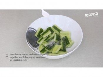 step6: 然後把它們切小段, 加少許糖攪拌均勻, 醃製約30分鐘後, 便隔走多餘的水份備用