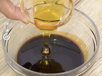 step2: 待煮好後，將取黑糖漿，稍為放涼後，加入蜜糖拌勻成黑糖蜜
Let cool after cooked. Then add  honey and stir well.