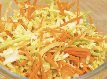 step3: 加1隻雞蛋、麵粉、鹽及胡椒粉拌勻 Mix well with 1 egg, flour, salt and pepper.