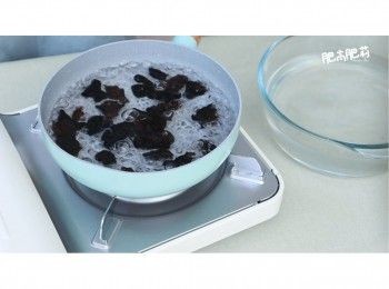 step2: 把雲耳燙5分鐘, 用水沖洗讓它們降降溫, 瀝乾待用
