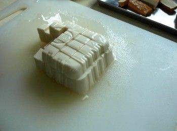 step1: 豆干切小塊。豆腐切小塊。薑切末。