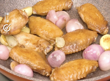 step6: 將料頭回鑊，兜勻
Return all sauteed material into the wok and mix.
