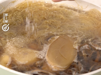 step6: 加少許鹽調味，完成 Add a pinch of salt to taste,done