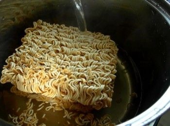 step2: 泡麵加入熱水悶1-2分鐘至散開。
