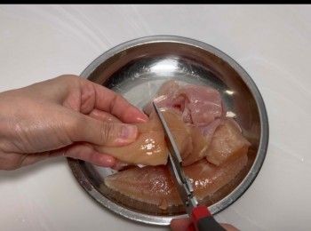 step1: 將雞柳解凍，清洗乾淨，切件，剪去筋位。