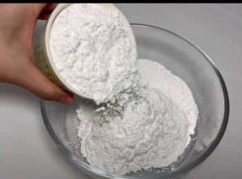 step1: 將糯米粉倒入大容器