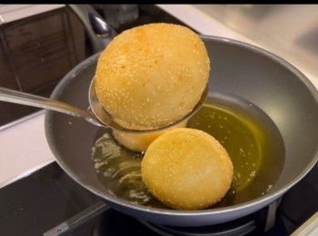 step9: 油炸空心煎堆有小小技巧，有關步驟和技巧，已詳細於教學影片說明，請瀏覽：https://youtu.be/gXKGxDvwLWc