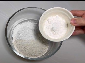 step1: 先將馬蹄粉、粘米粉和澄麵輕輕拌勻