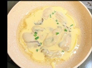 step3: 熱鍋落油，將麵糊慢慢放入
中小火煎至焦香約3分鐘，翻轉煎另一面約2-3分鐘即成