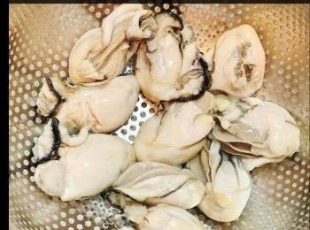 step1: 廣島蠔解凍，用粟粉洗淨，沖水至清徹，汆水30秒，盛起備用