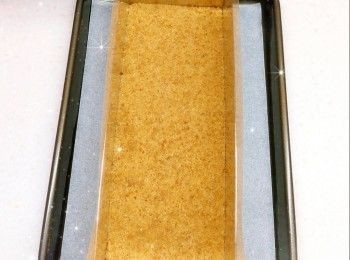 step1: <span class="group_1">餅底</span>： 1. 先將消化餅打碎成幼沙狀 2. 牛油加熱至溶化成牛油溶液（可用微波爐加熱），加入餅碎，拌勻 3. 然後放入慕絲圈，平均壓實成<span class="group_1">餅底</span>，放進冰格冷凍至凝結，備用