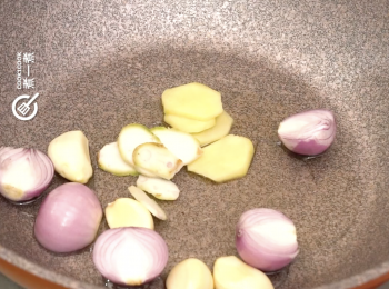 step3: 爆香薑片、蒜頭、葱頭及沙薑片 
Sautee ginger slices, garlic, onion and sand ginger slices until fragrant.