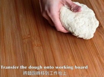 step8: 將麵團轉移到工作枱上